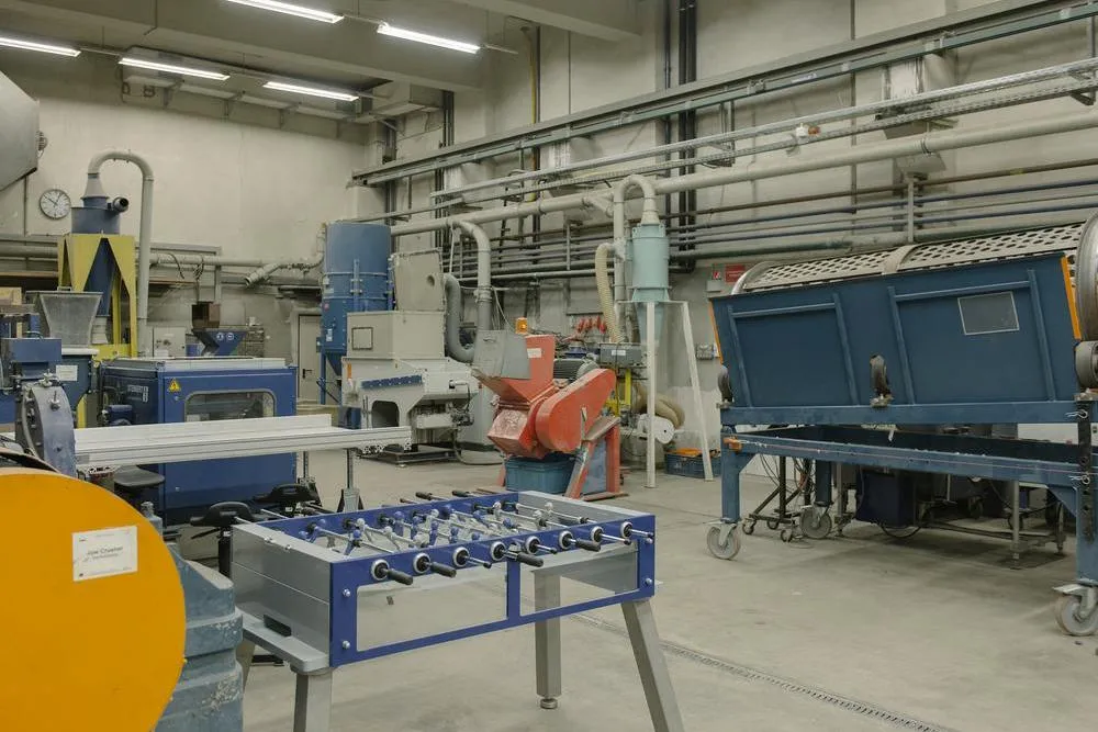 Große Werkshalle an der RWTH Aachen, im Vordergrund steht ein Tischkicker