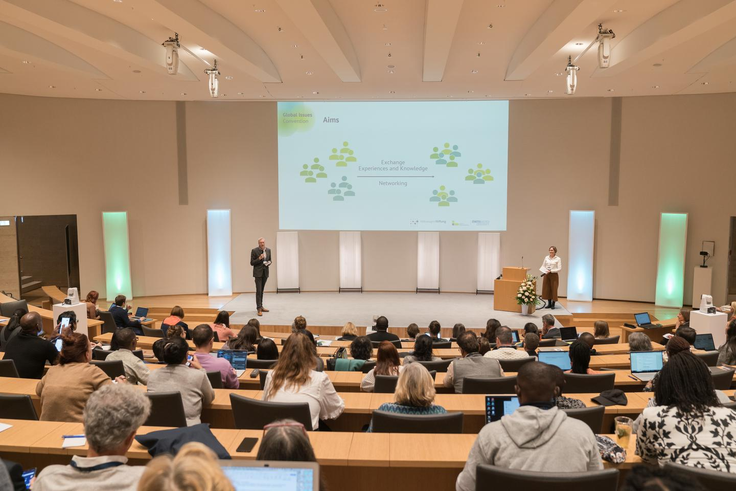 Im Auditorium Schloss Herrenhausen, eine Frau und ein Mann stehen auf der Bühne