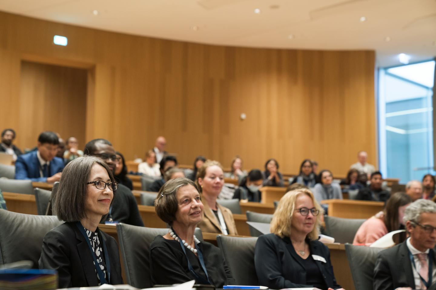 Blick ins Auditorium mit Zuhörenden