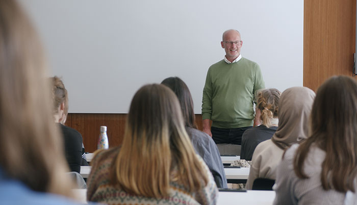 Claudius Wagemann spricht in einer Lehrveranstaltung vor seinen Studierenden